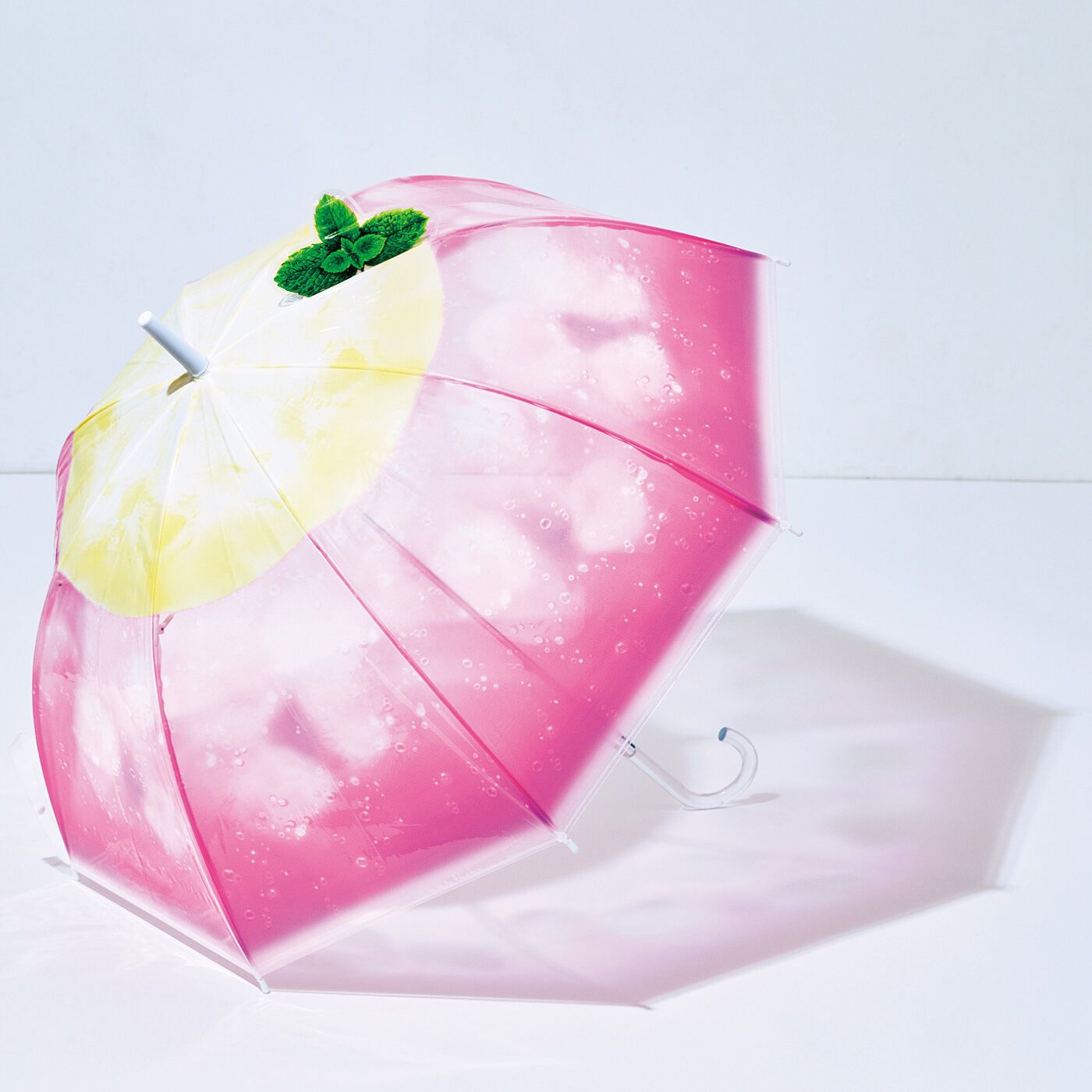 YOU+MORE!|YOU+MORE!　シュワシュワ弾ける クリームソーダの透明傘〈ピンククリームソーダ〉|雨粒がまるでグラスに付いた水滴のよう。