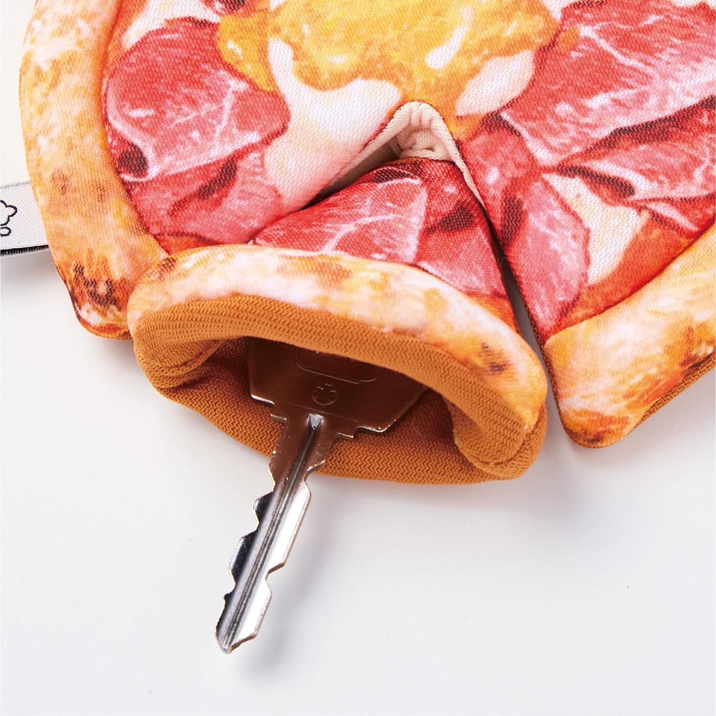 YOU+MORE!|YOU＋MORE!　チーズがびよーんと伸びる　ピザのキーケースの会|ピザの中にかぎを取り付けられます。