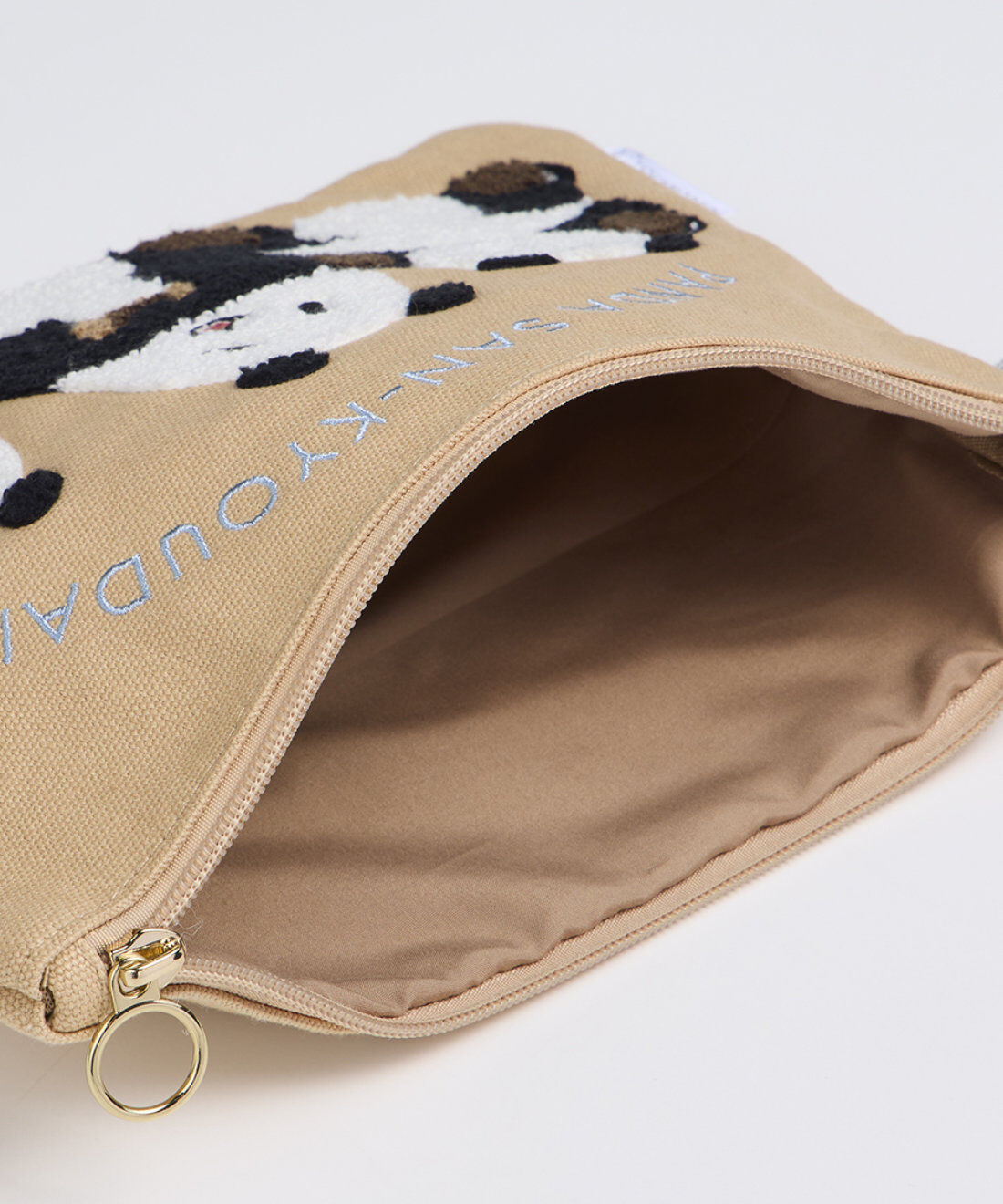 YOU＋MORE！［ユーモア］|YOU+MORE!　パンダ３きょうだい　シャンシャン・シャオシャオ・レイレイ　もこもこ刺しゅうフラットポーチ|文房具やコスメなど、バッグの中のこまごましたものをひとまとめに♪