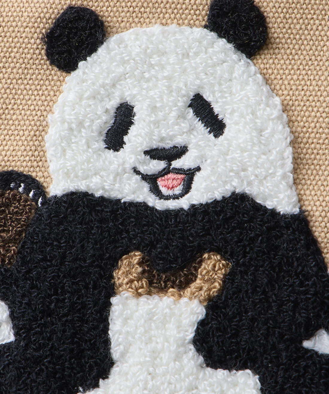 YOU＋MORE！［ユーモア］|YOU+MORE!　パンダ３きょうだい　シャンシャン・シャオシャオ・レイレイ　もこもこ刺しゅうトートバッグ|パンダの毛並みをイメージしたふわもこのさわり心地。