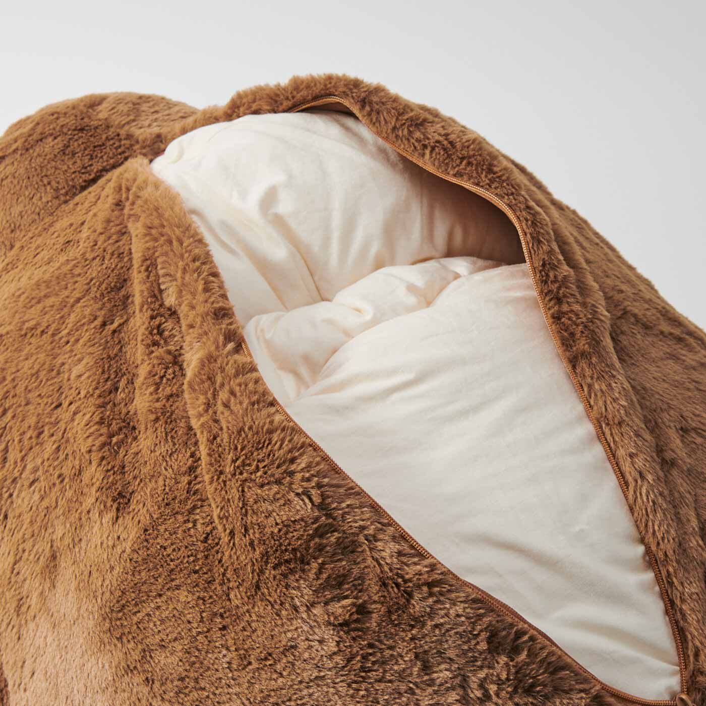 YOU＋MORE！［ユーモア］|旭山動物園・ボルネオの森応援商品 YOU＋MORE！ 実寸大のオウサマペンギンのヒナ布団収納|背中のファスナーから布団を入れると実寸サイズのヒナが完成。薄手のシングル掛布団が1枚程度入るサイズです。