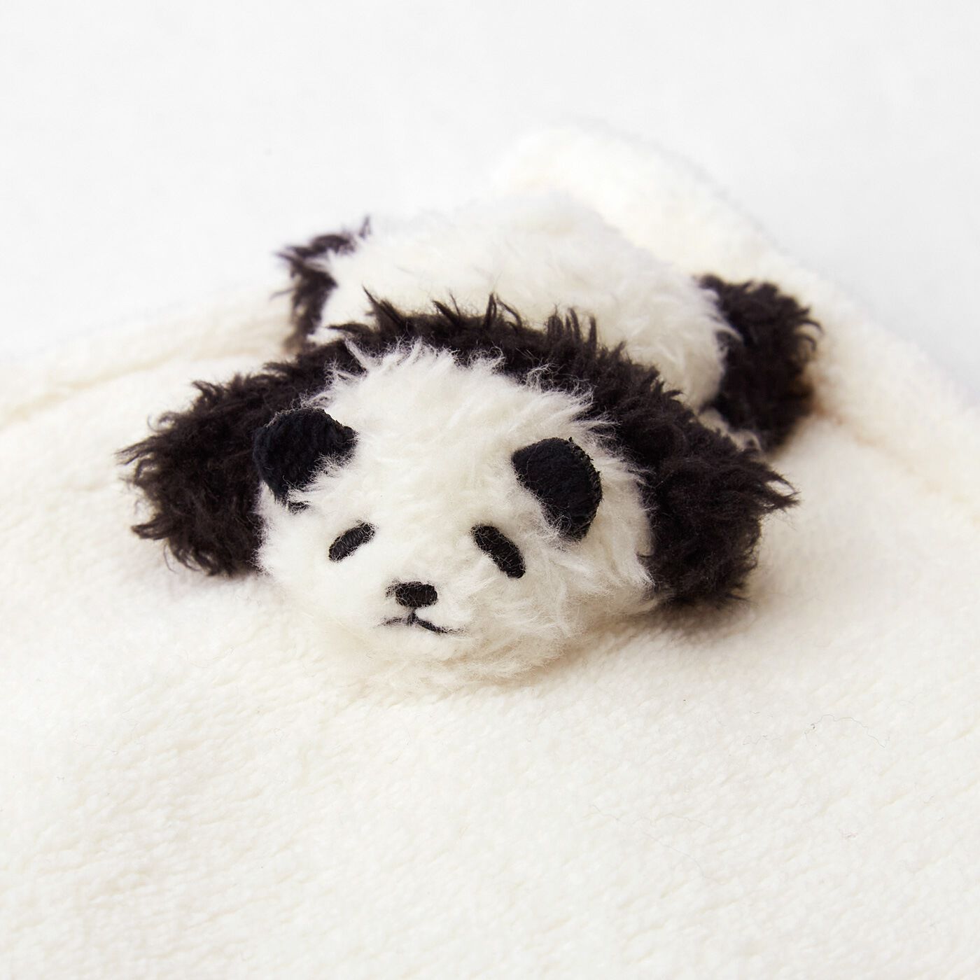 YOU＋MORE! 毛布の上で寝かせられている 赤ちゃんパンダのハンカチの会
