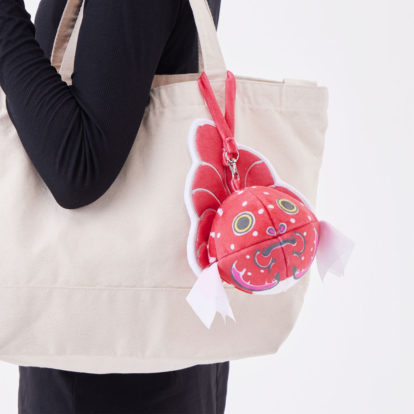 YOU＋MORE！［ユーモア］|YOU+MORE!　いつでもお祭り気分　青森の伝統工芸士とつくった金魚ねぷたポーチ|バッグの持ち手に取り付けてお出かけできます。