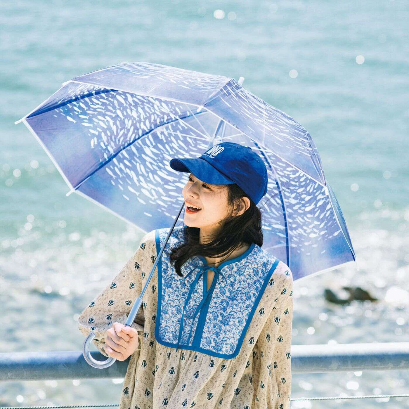 YOU＋MORE！［ユーモア］|YOU＋MORE!　まるで水族館　イワシトルネードの透明傘|〈左〉イワシトルネードの透明傘　〈右〉ライブコーラル水槽の透明傘