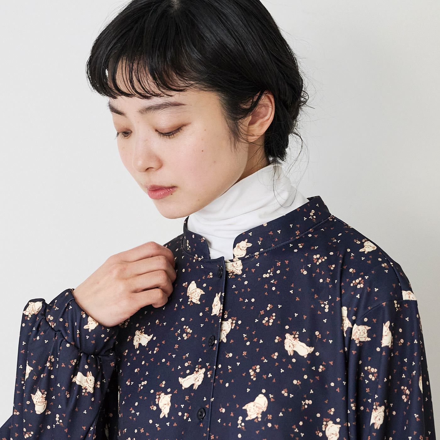 YOU＋MORE！［ユーモア］|YOU＋MORE!　クローバーのお花畑とうさぎのふんわりシルエットワンピース|首もとはボタンがなく、詰まりすぎない仕様。ゆったりしているので、タートルをインしても。