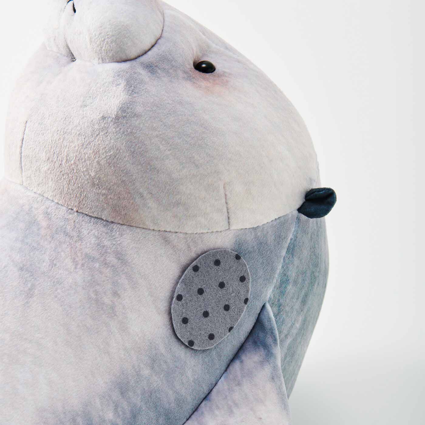 YOU＋MORE！［ユーモア］|YOU＋MORE!　ほっぺに手がぴとっ！ 抱っこラッコ|前足の脇に大好物の貝を割るための石をセット。