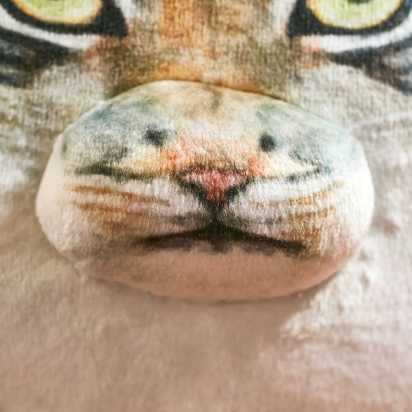 YOU+MORE!|YOU+MORE!　丸すぎる世界最古の猫 マヌルネコもっちりクッション|鼻まわりの点々に注目すると、カワウソの顔が見えてくる！