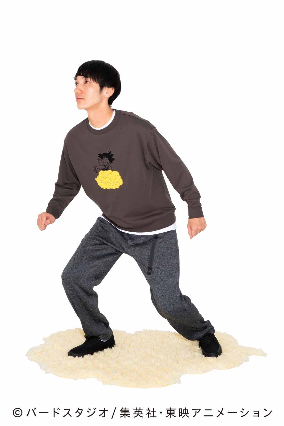 【3～10日でお届け】　ドラゴンボール×シロップ. 筋斗雲ー！ もこもこさがら刺しゅうがポイントのスウェットトップス〈チャコールグレー〉