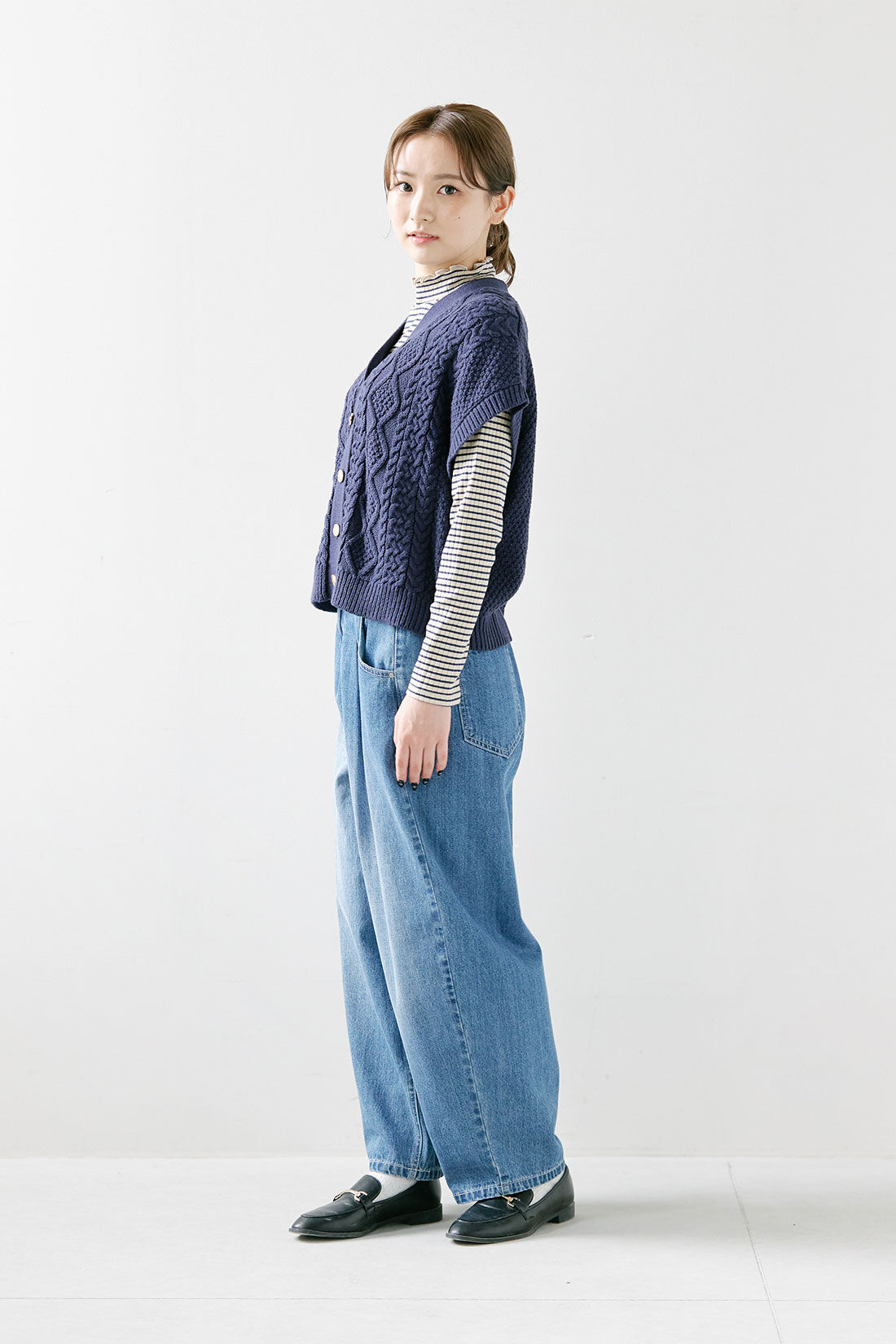 シロップ．特急便|スタイリスト明石恵美子さん×シロップ. トラッドなケーブルニットベスト〈ネイビー〉|身長162cm/Mサイズ着用