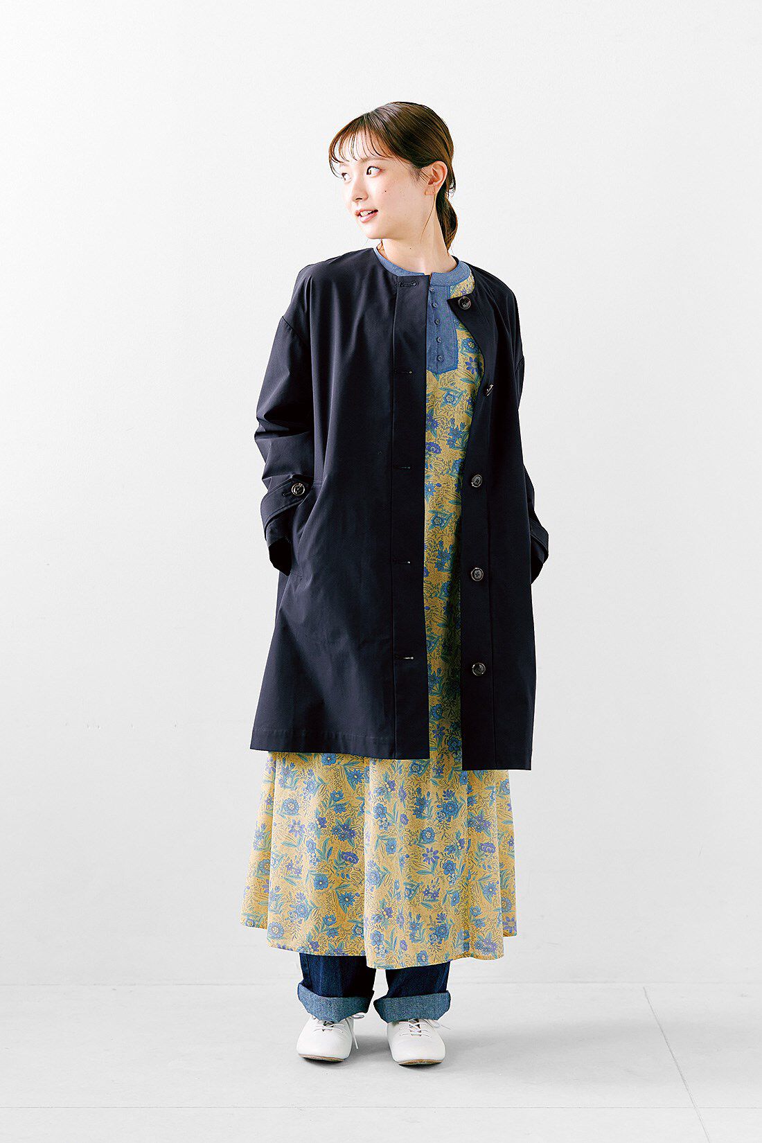 シロップ．特急便|【3～10日でお届け】シロップ.　アンブレラヨークがひらり　撥水（はっすい）加工の軽やかノーカラーコート〈ダークネイビー〉|身長162cm/Mサイズ着用