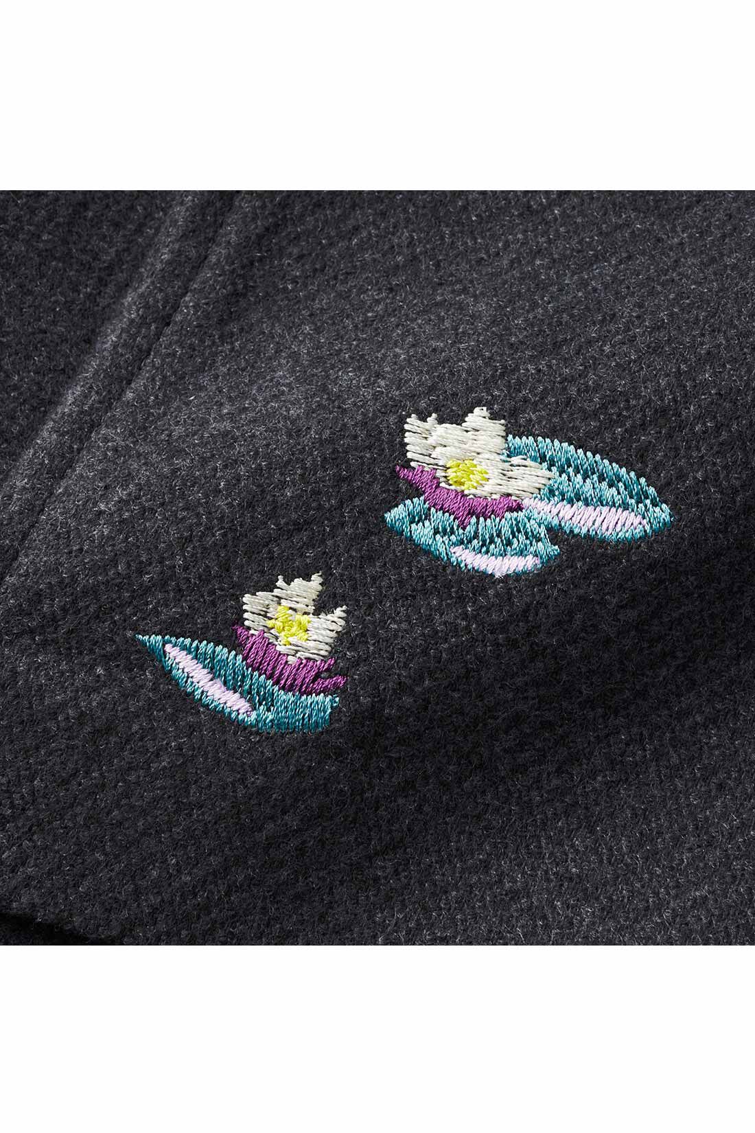 シロップ．特急便|シロップ. フランスの印象派画家モネの世界をまとう クラシックコート〈チャコールグレー〉|すそ裏に咲かせた手刺しゅうのような睡蓮のワンポイント。