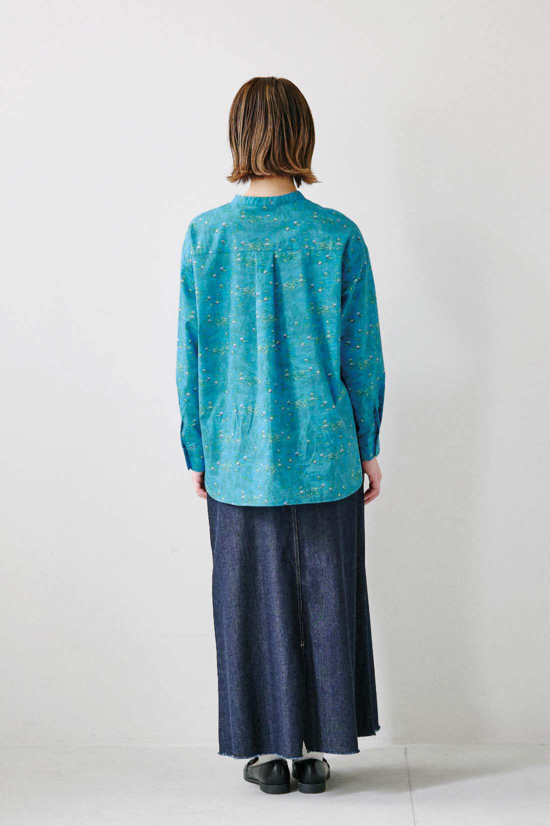 シロップ. 特急便|【3〜10日でお届け】シロップ.×ミュージアム部　フランスの印象派画家モネの世界をまとうバンドカラーシャツ〈睡蓮（すいれん）柄〉|身長162cm/Mサイズ着用
