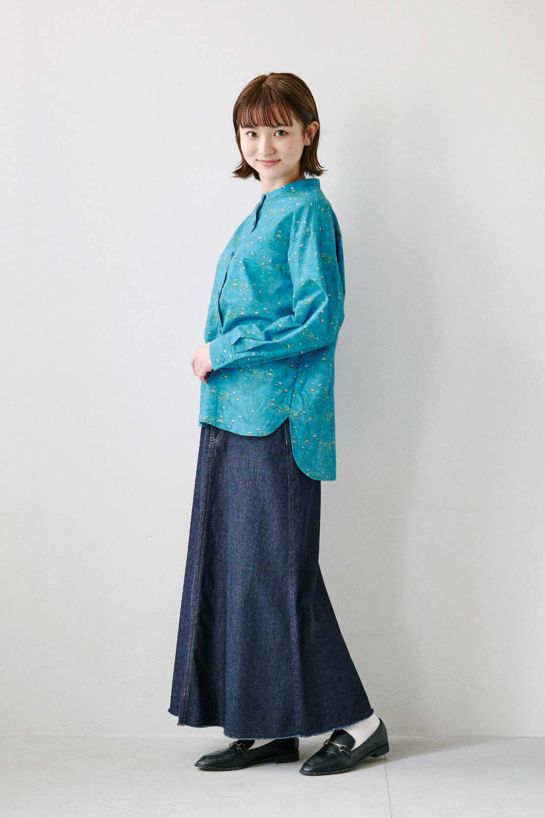 シロップ. 特急便|【3〜10日でお届け】シロップ.×ミュージアム部　フランスの印象派画家モネの世界をまとうバンドカラーシャツ〈睡蓮（すいれん）柄〉|身長162cm/Mサイズ着用