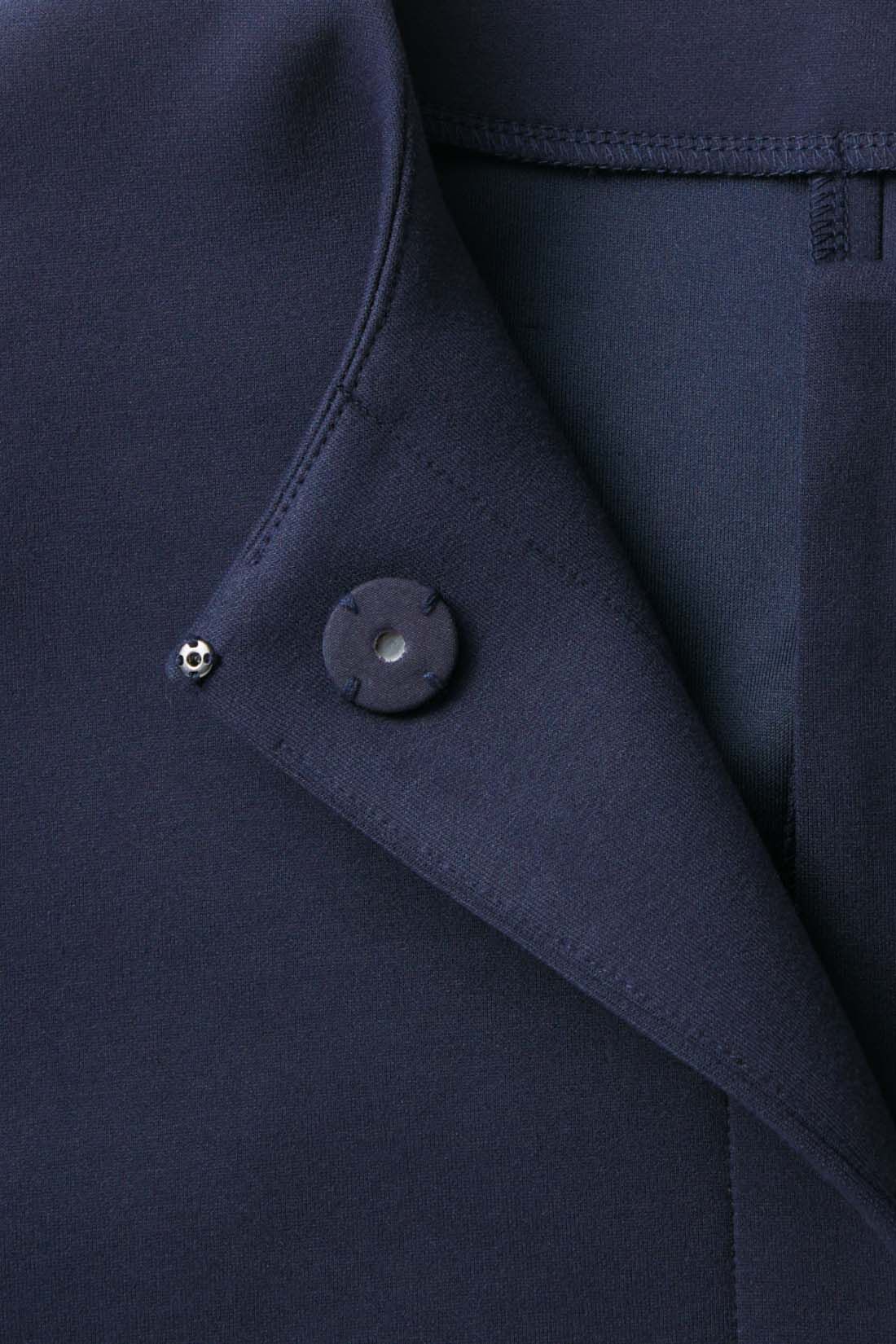 ファッションスペシャル|【3～10日でお届け】IEDIT[イディット]　伸びやかな着心地の上品ダンボールカットソーハーフコート〈ネイビー〉|端まできちんと留まる小さなスナップボタン付き。