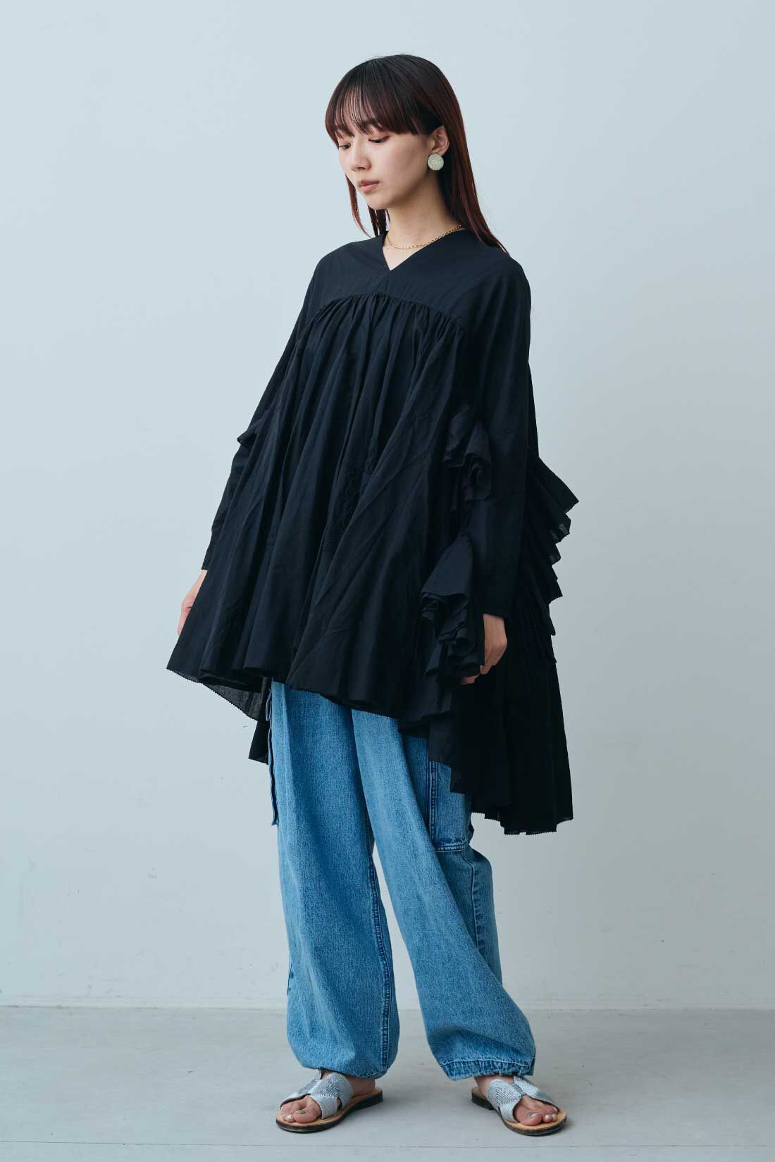 fashion special|【WEB限定・特急便】MEDE19F 〈SELECT〉AAYUSHI　エンブロイダリーギャザーフリルロングテールブラウス|2：ブラック・モデル身長：163cm