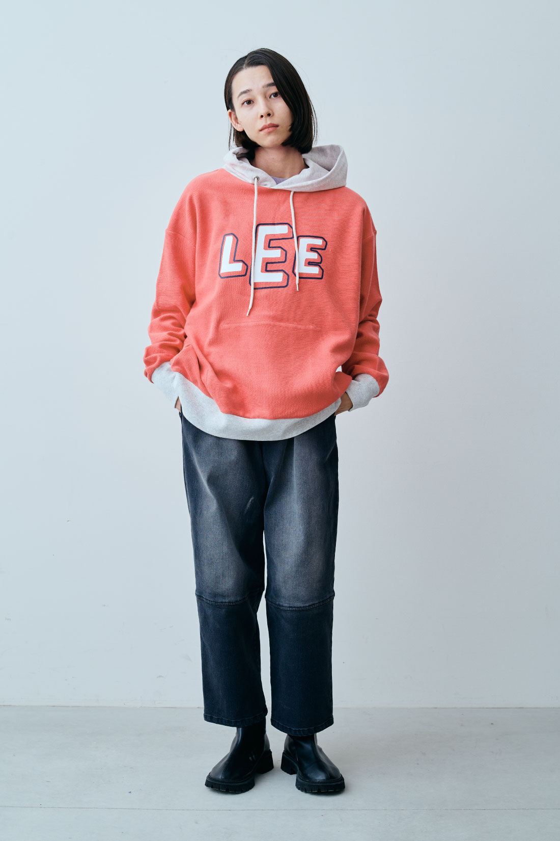 ファッションスペシャル|【WEB限定・特急便】　LEE REVERSIBLE HOODIE|1：コーラルピンク　モデル身長：168cm