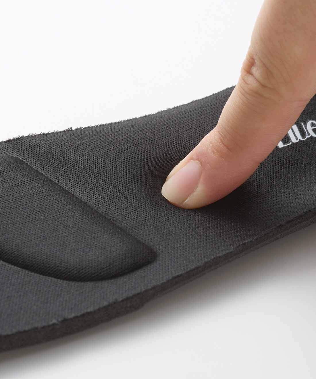 fashion special|リブ イン コンフォート オケージョン遣いにぴったり！ 1足持っておきたい ストレッチ合皮素材のコンフォータブルパンプス〈ブラック〉|立体的なふかふかのインソールが、足裏全体を支えつつ、心地よい弾力で衝撃も吸収。