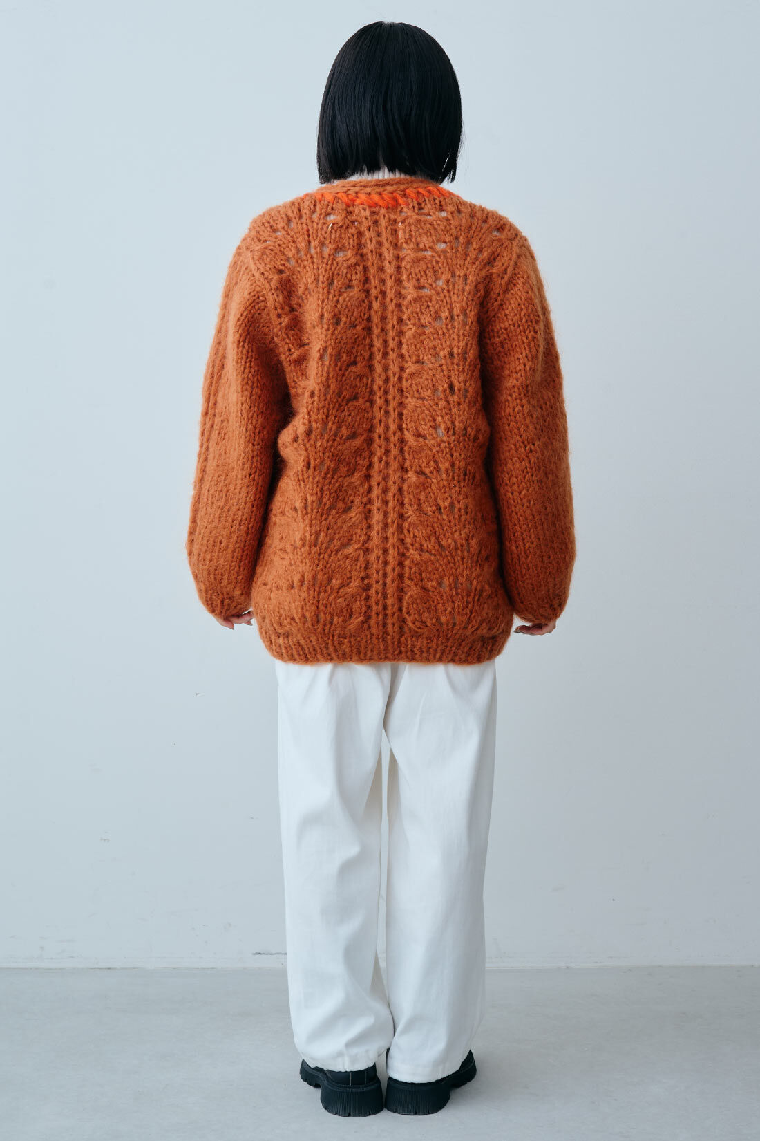 fashion special|【WEB限定・特急便】　Cecconi 手編みニットカーディガン|1：オレンジ　モデル身長：158cm