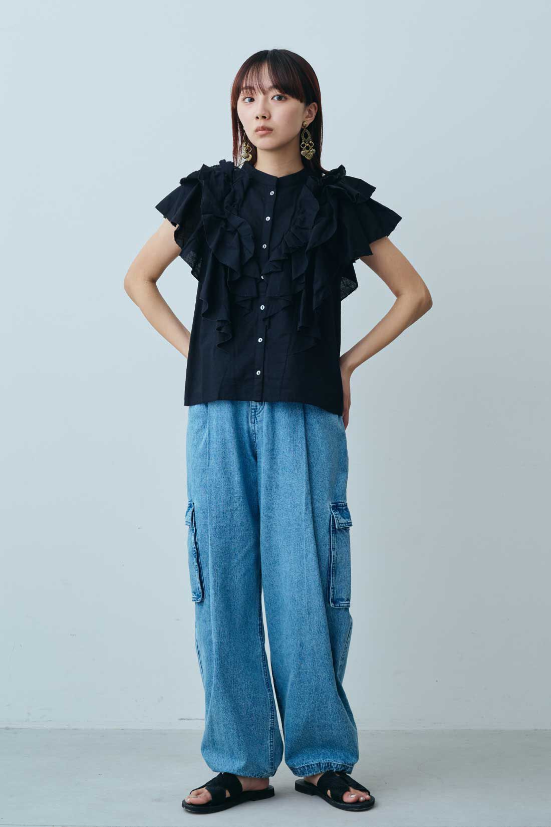 fashion special|【WEB限定・特急便】MEDE19F 〈SELECT〉AAYUSHI　コットンスラブギャザーフリルブラウス|2：ブラック・モデル身長：163cm