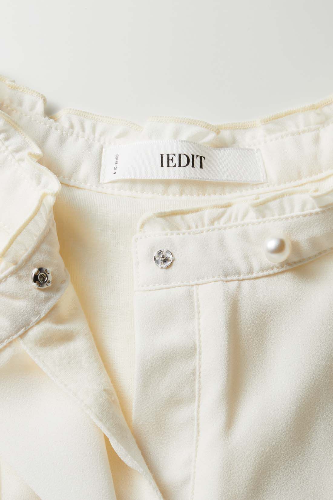 fashion special|【3～10日でお届け】IEDIT[イディット]　美しく華やぐ吸汗速乾インナー付き ドッキングボウタイブラウス〈アイボリー〉|パール風ボタン＋スナップボタンで開く前開き仕様で、着用しやすい。