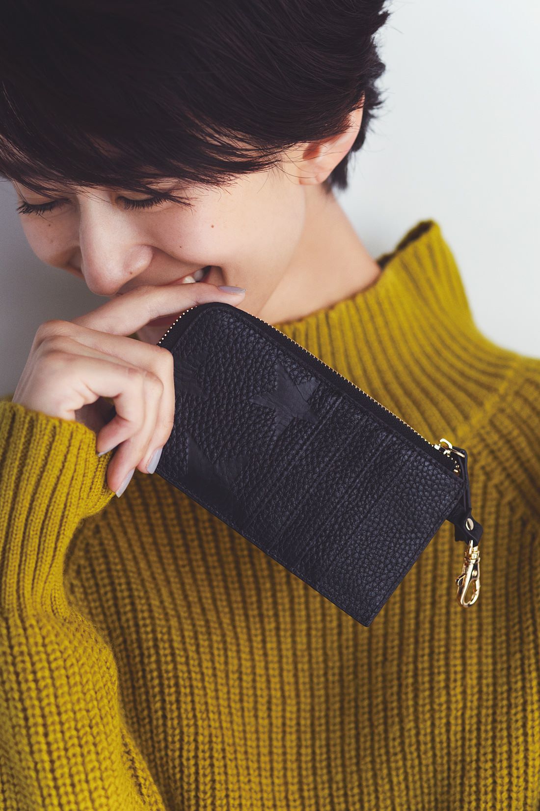 ファッションスペシャル|IEDIT　本革が大人にうれしい　スターエンボス加工のスリムミニ財布〈ブラック〉　