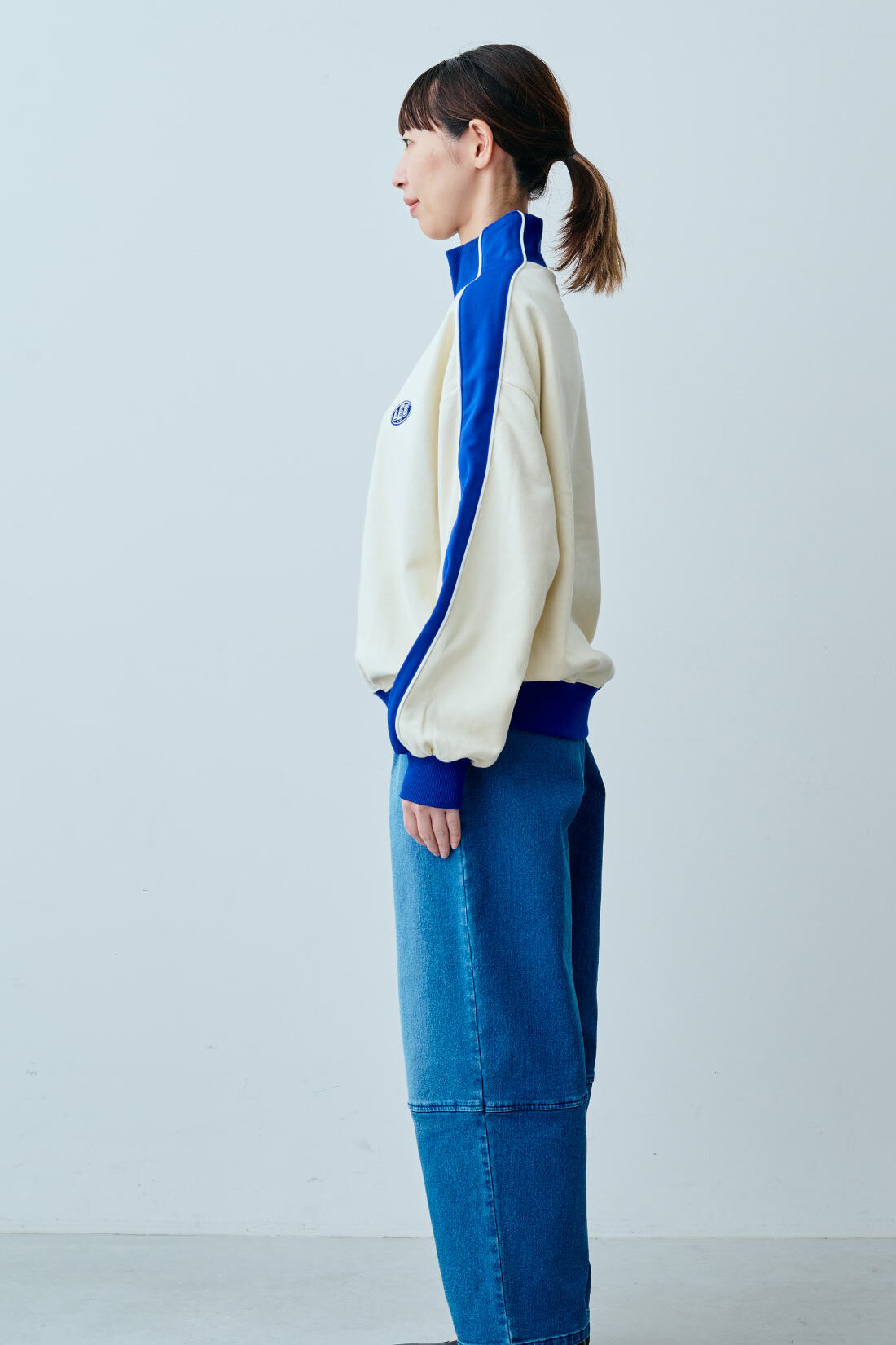 fashion special|【WEB限定・特急便】　LEE BI-COLOR HALF-ZIP SWEAT|2：アイボリー　モデル身長：160cm