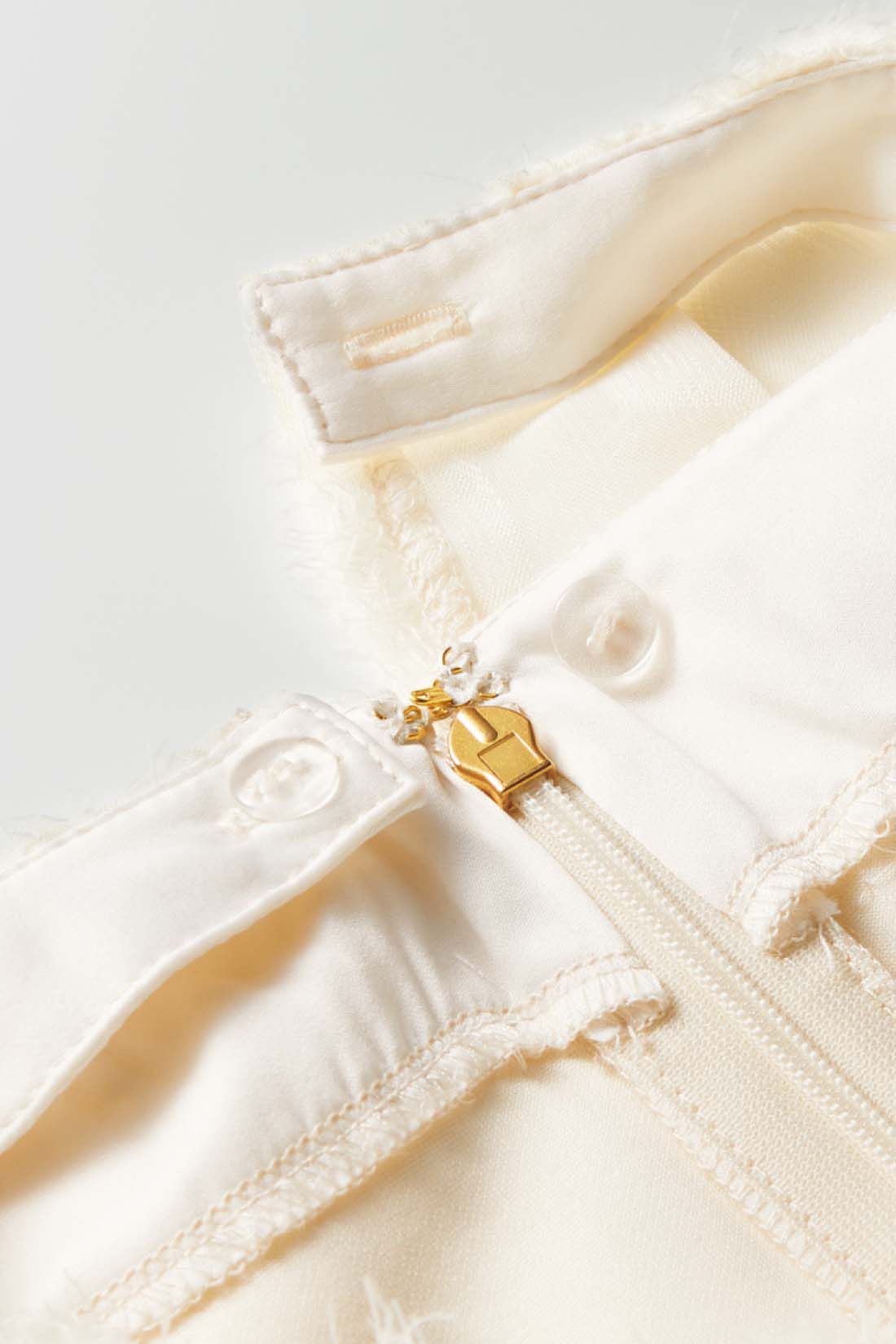 ファッションスペシャル|【3～10日でお届け】IEDIT[イディット]　福田麻琴さんコラボ　着まわし自在なケープ付きワンピース〈アイボリー〉|ケープはワンピの衿裏に付けたボタンで着け外しできます。