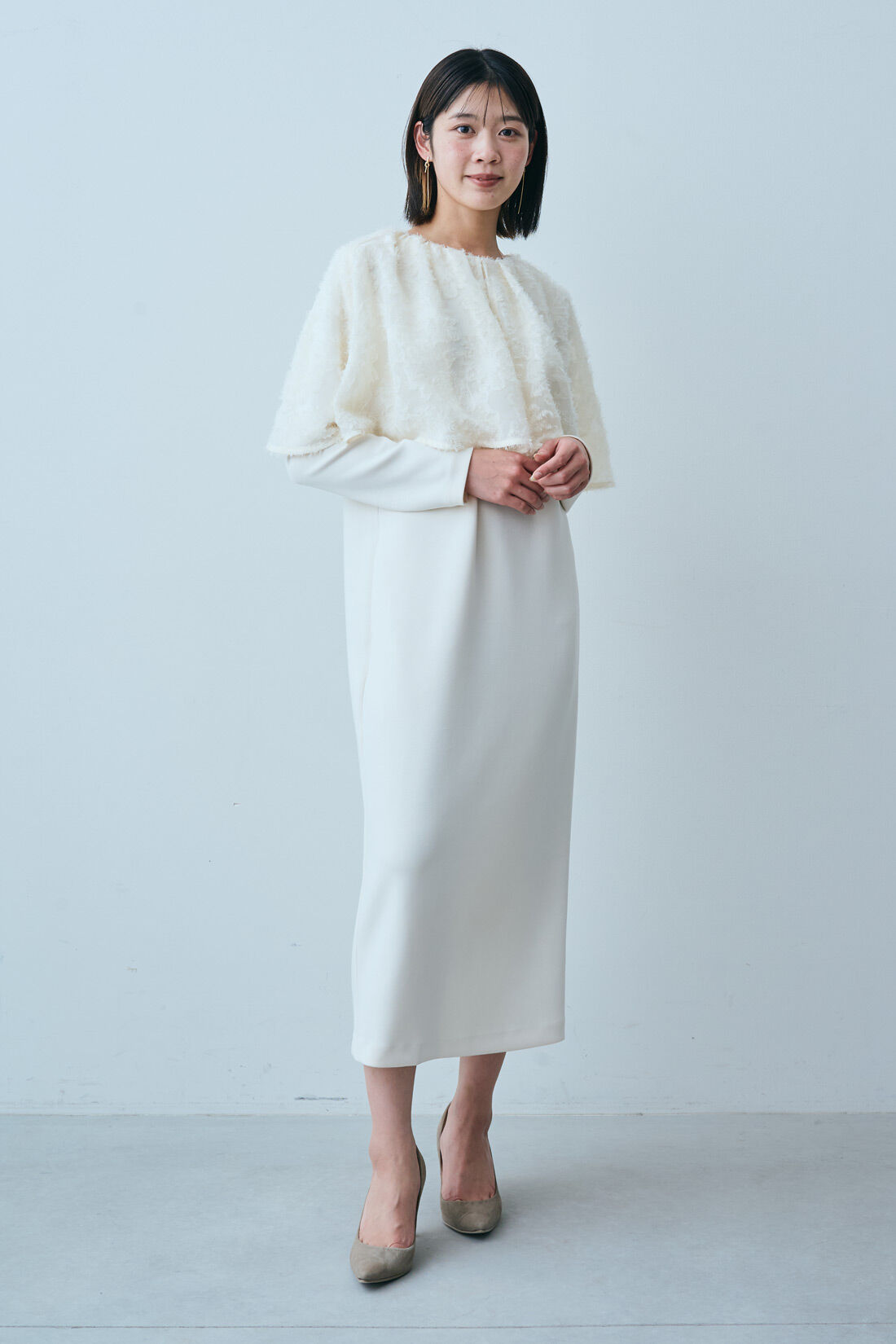 fashion special|【3～10日でお届け】IEDIT[イディット]　福田麻琴さんコラボ　着まわし自在なケープ付きワンピース〈アイボリー〉|モデル身長：164cm　着用サイズ：M
