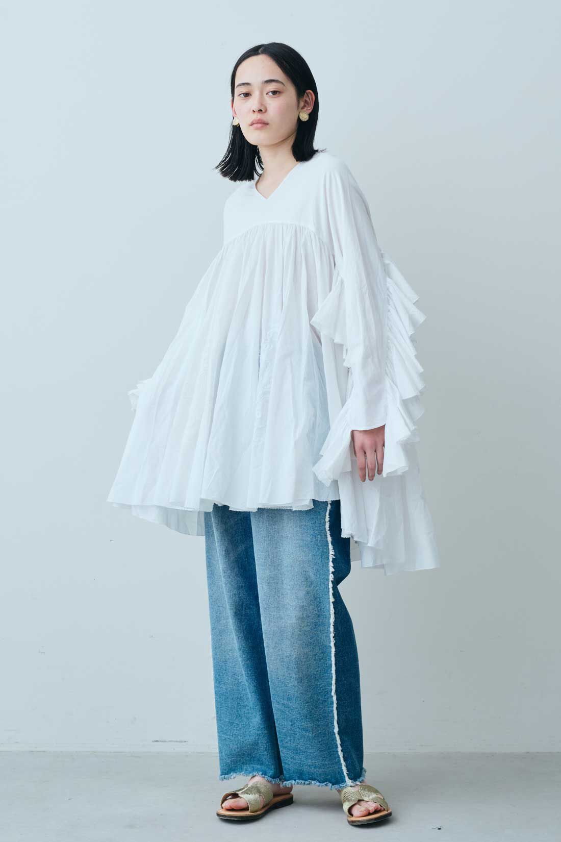 fashion special|【WEB限定・特急便】MEDE19F 〈SELECT〉AAYUSHI　エンブロイダリーギャザーフリルロングテールブラウス|1：ホワイト・モデル身長：167cm