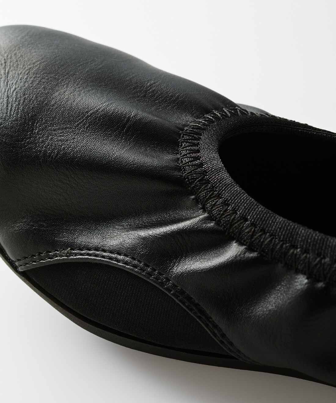 fashion special|リブ イン コンフォート オケージョン遣いにぴったり！ 1足持っておきたい ストレッチ合皮素材のコンフォータブルパンプス〈ブラック〉|親指下の内側は、こっそり肉厚なカットソー素材で切り替え、外反母趾の人にもやさしい履き心地に。