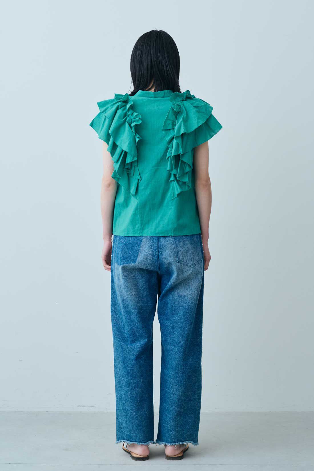 fashion special|【WEB限定・特急便】MEDE19F 〈SELECT〉AAYUSHI　コットンスラブギャザーフリルブラウス|1：グリーン・モデル身長：167cm