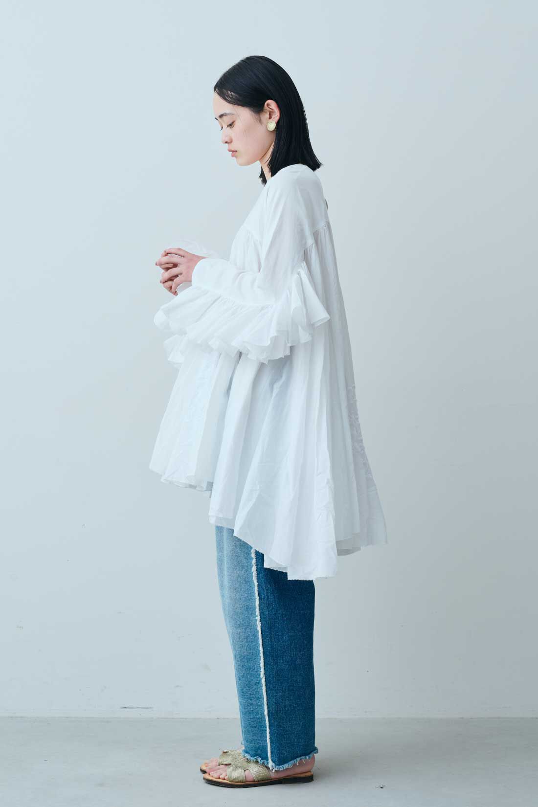 fashion special|【WEB限定・特急便】MEDE19F 〈SELECT〉AAYUSHI　エンブロイダリーギャザーフリルロングテールブラウス|1：ホワイト・モデル身長：167cm