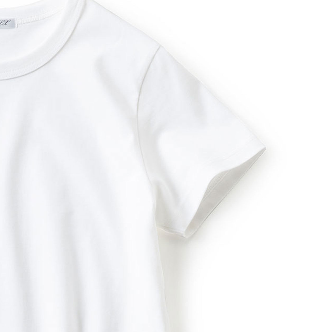 FelissimoLX|LX　大人の今が輝く　理想のTシャツ PARTⅡ（ホワイト）|長すぎず、短すぎずの絶妙の袖丈。袖口を斜めラインにすることで二の腕をほっそり綺麗に見せてくれます。