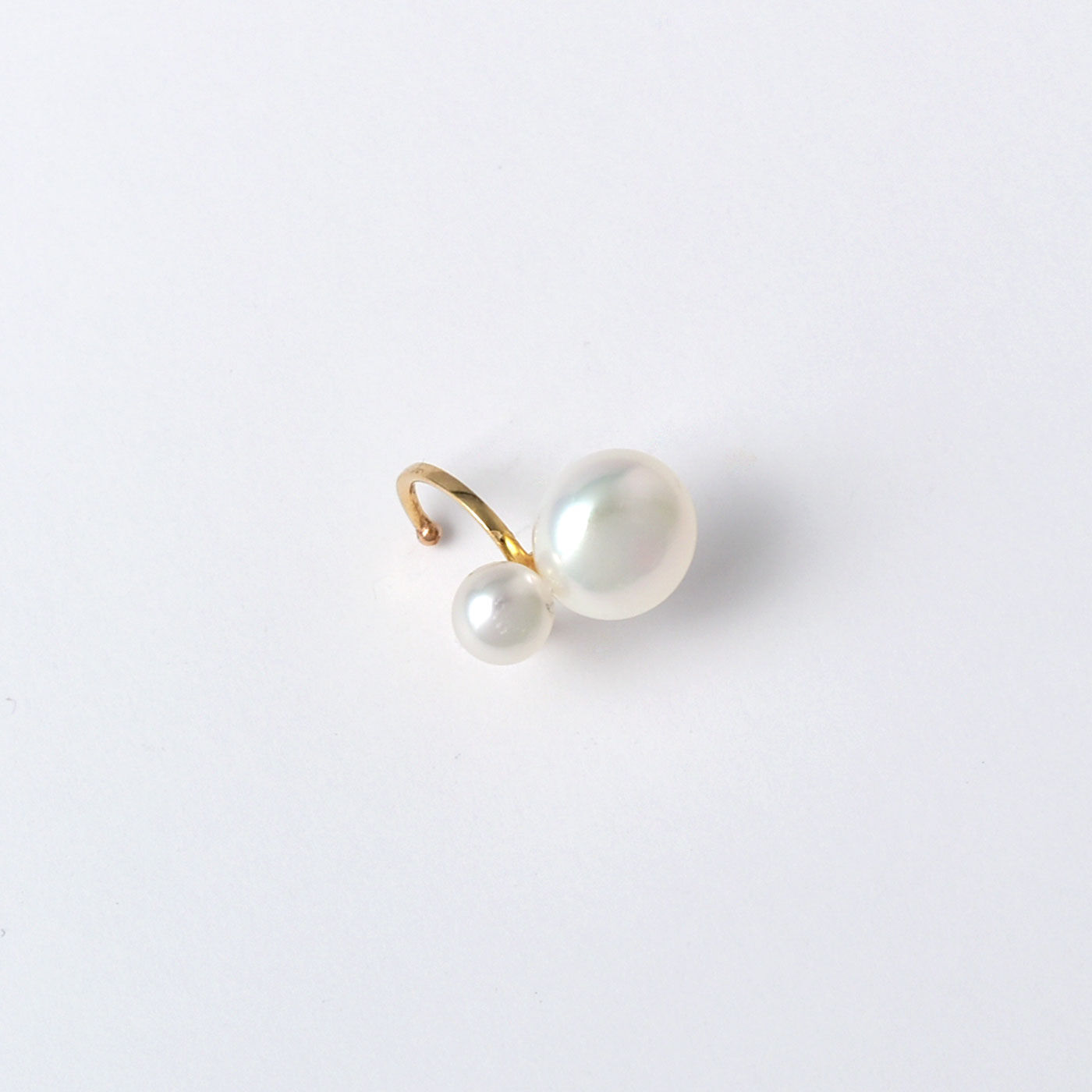 FelissimoLX|LX セレクト　10金イヤカフ〈2粒パール　片耳用〉|イヤカフとは耳の中心に引っ掛けて手軽におしゃれを楽しめるイヤーアクセです。10金ゴールドに上品なパールは大人の日常にすっと溶け込みます。