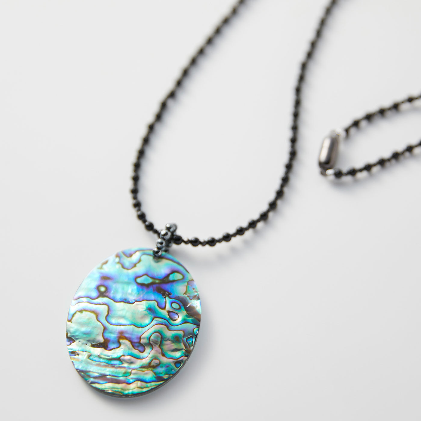 FelissimoLX|LXセレクト　海の宝石アバロンシェル＆オニキスネックレス|「海のオパール」とも呼ばれる虹色の輝きが美しいアバロンシェルネックレス。