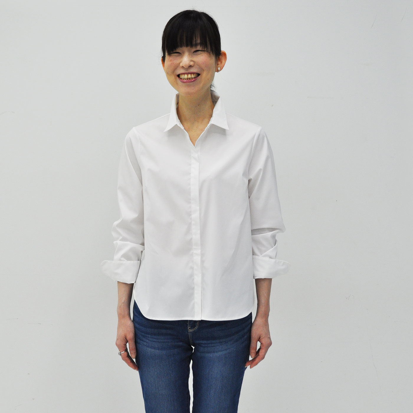 FelissimoLX|LX　大人女性の今が輝く　理想の白シャツ|大人の余裕を感じるラフな着こなしもできる素材とシルエットです。