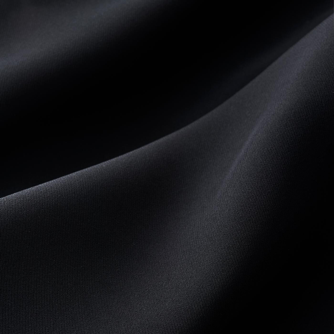 FelissimoLX|LX　ゆれるラインが美しい　ブラックワンピース|光が美しくドレープをみせるようなベルベットのような肌感を持つ素材にこだわりました。[[BR]]