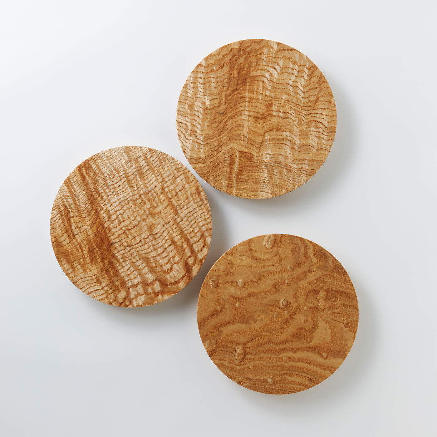 FelissimoLX|LX　樹の皿　月ＴＳＵＫＩ（丸）|美しい杢が活きるようにシンプルな形に整え作成しました。木によって違う杢を一点一点活かして手作りされた唯一無二のお皿です。