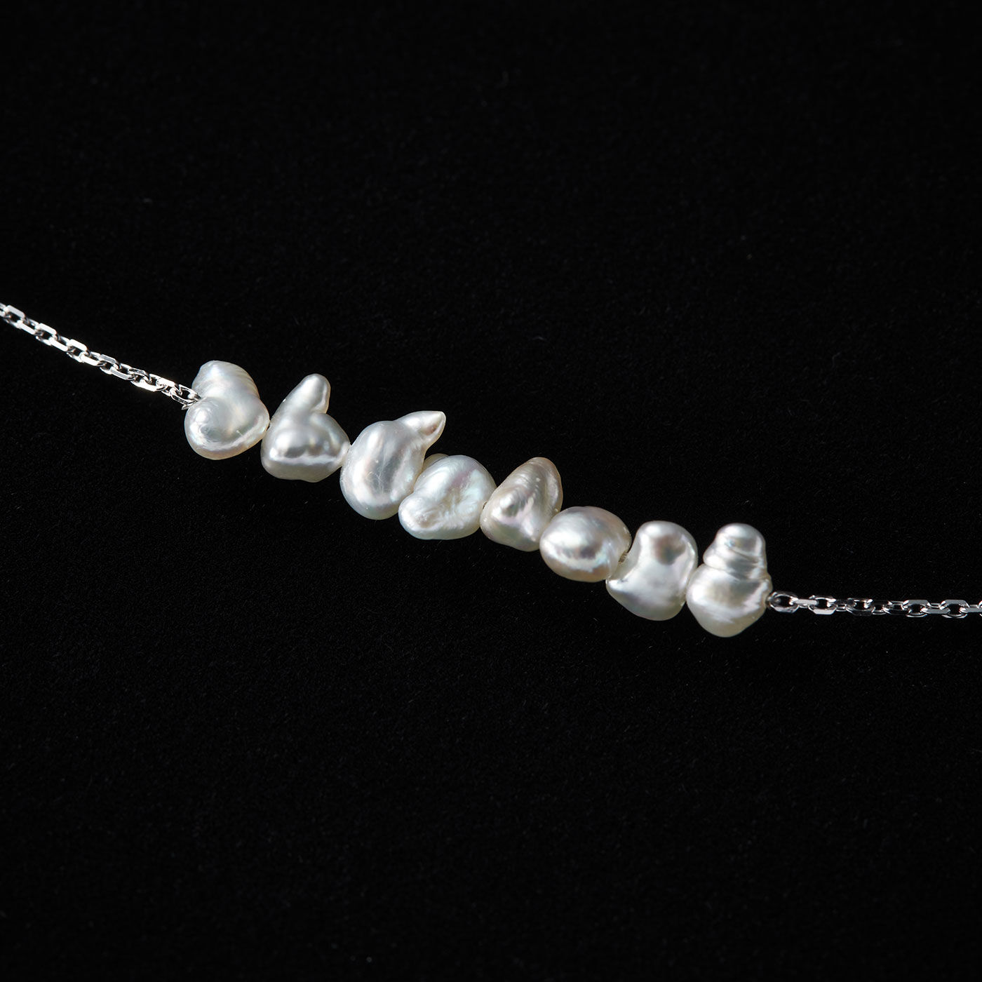FelissimoLX|LX　アコヤ貝が育てた　極小ＫＥＳＨＩ（芥子）　ステーションロングネックレス|８つの真珠は珠が擦れないように固定されています。長く使っても丈夫な仕組みは、老舗真珠メーカだからこそできるこだわり。