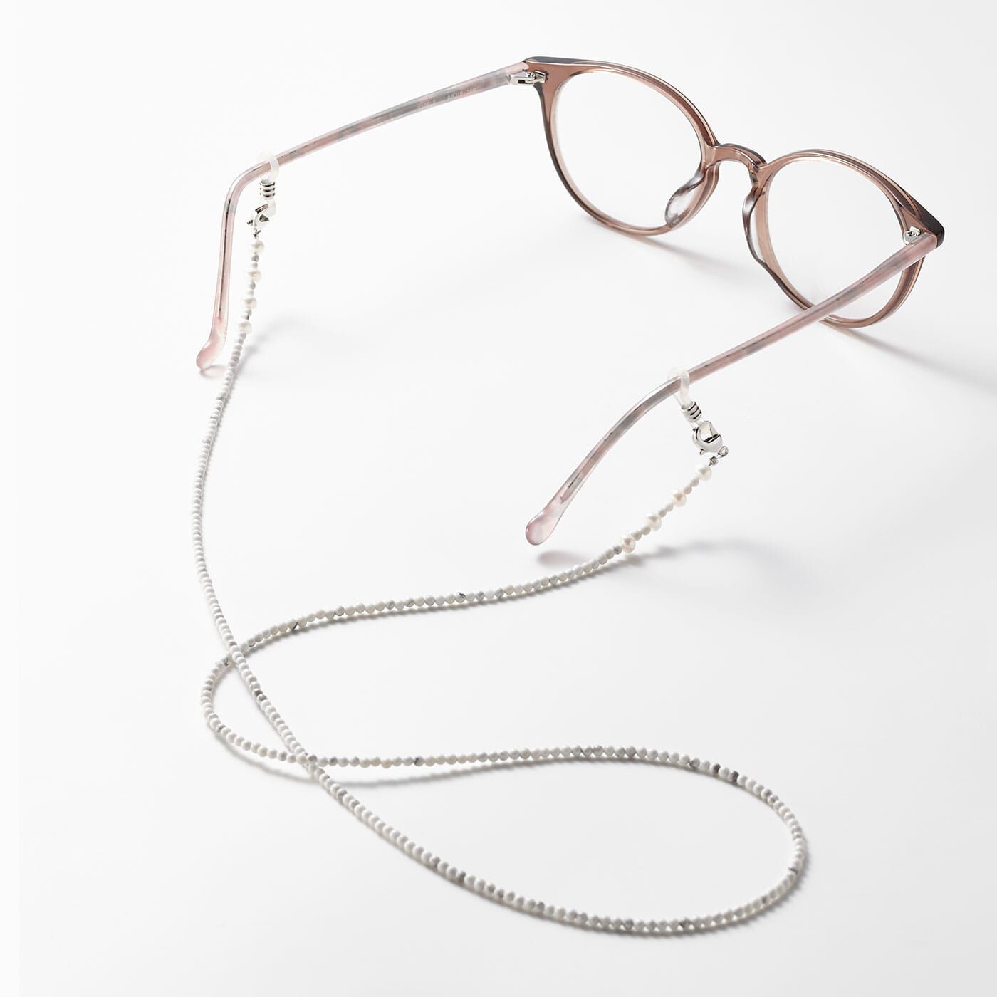 FelissimoLX|LX　天然石グラス＆マスクコード（白）|優しい表情に。シリコンキャッチを使っているので眼鏡のつるからずれにくい。
