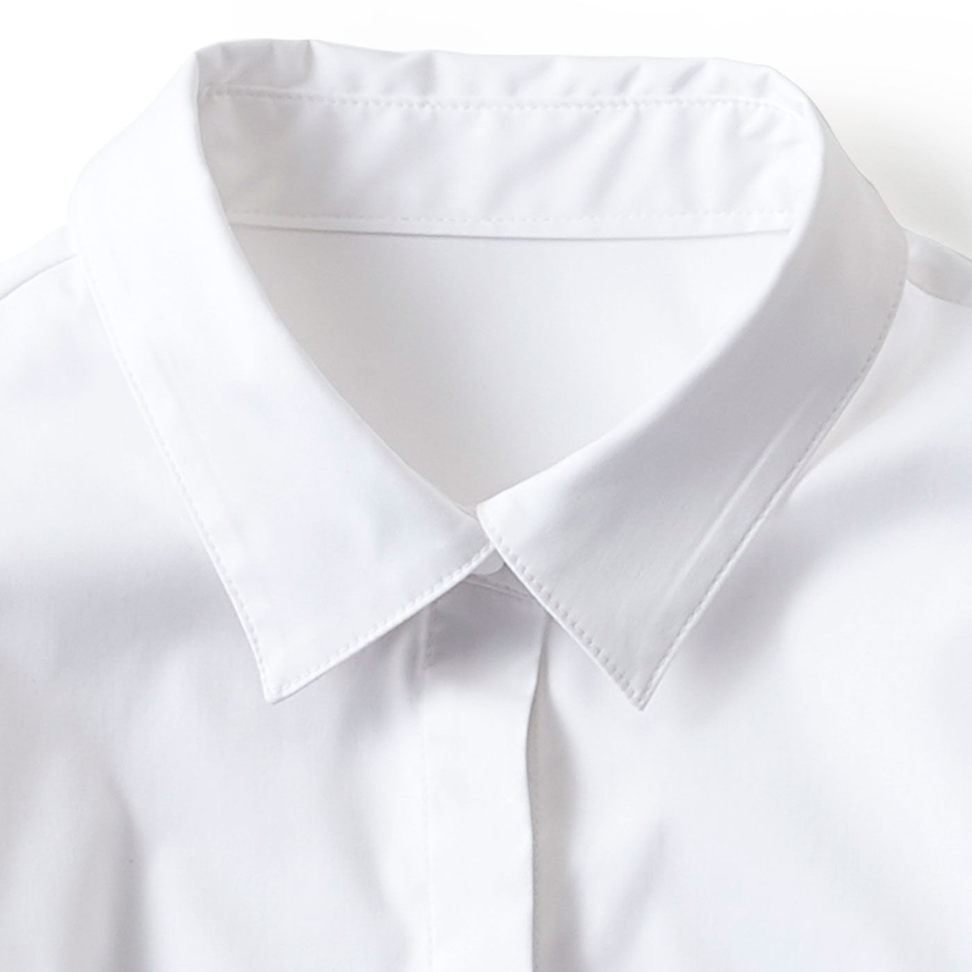 FelissimoLX|LX　大人女性の今が輝く　理想の白シャツ|第１ボタンは閉じても窮屈でない衿まわり幅に。衿の大きさ、女性らしさにこだわりました。