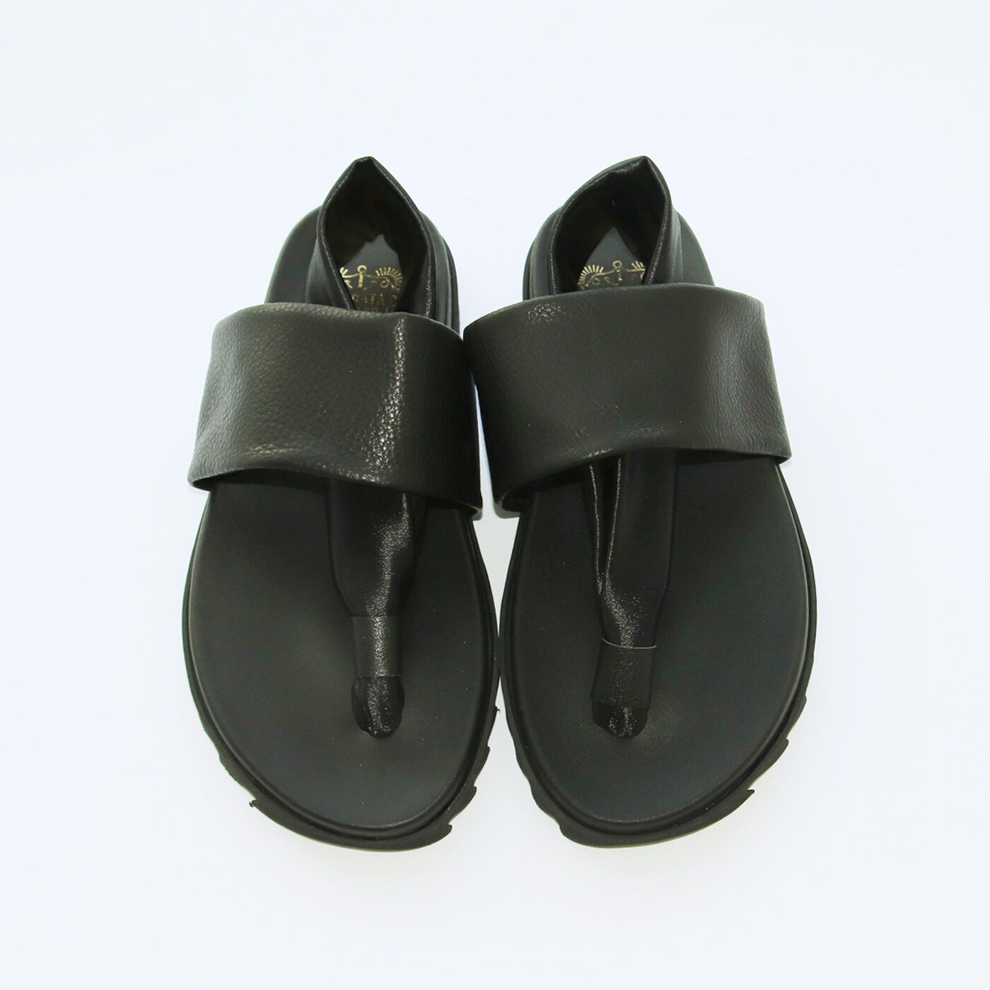 ＆Stories|靴デザイナーの理想で仕上げた 職人本革のメンズトングシューズ〈ブラック〉|カラーは、どんなコーデにも合う〈ブラック〉。