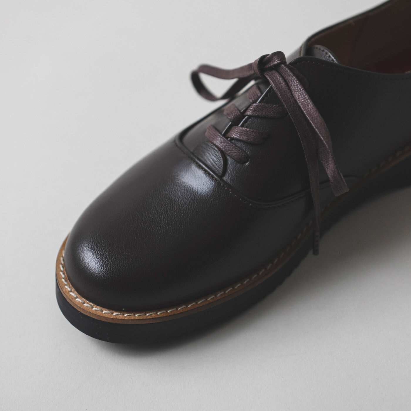 ＆Stories|長田の靴職人が作った 職人本革のポストマンシューズ〈ダークブラウン〉|ほどよくぽってりとしたボリュームも特徴。