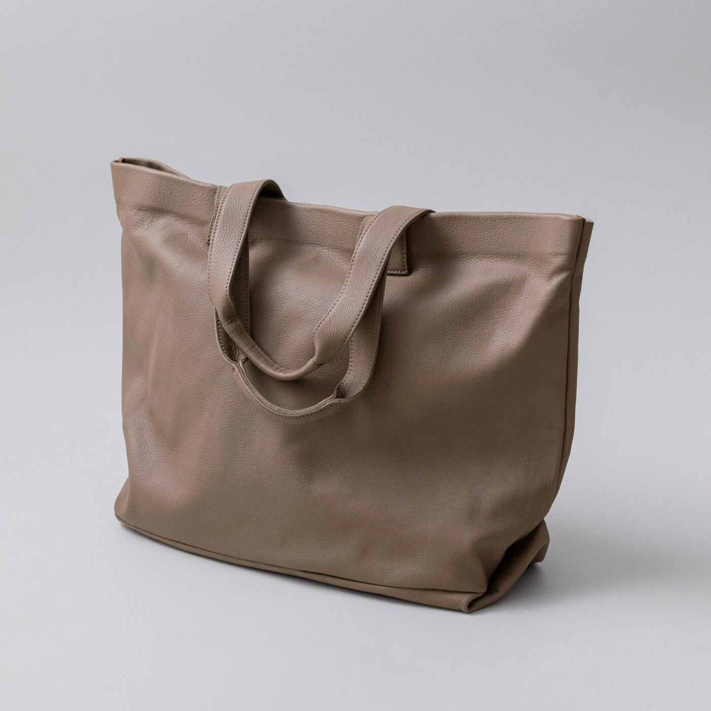 ＆Stories|福岡の鞄作家と作った　　職人本革のホエールトートバッグ〈グレージュ〉|デザインと素材が絶妙にマッチしているから、シンプルなのにおしゃれ感がただよいます。