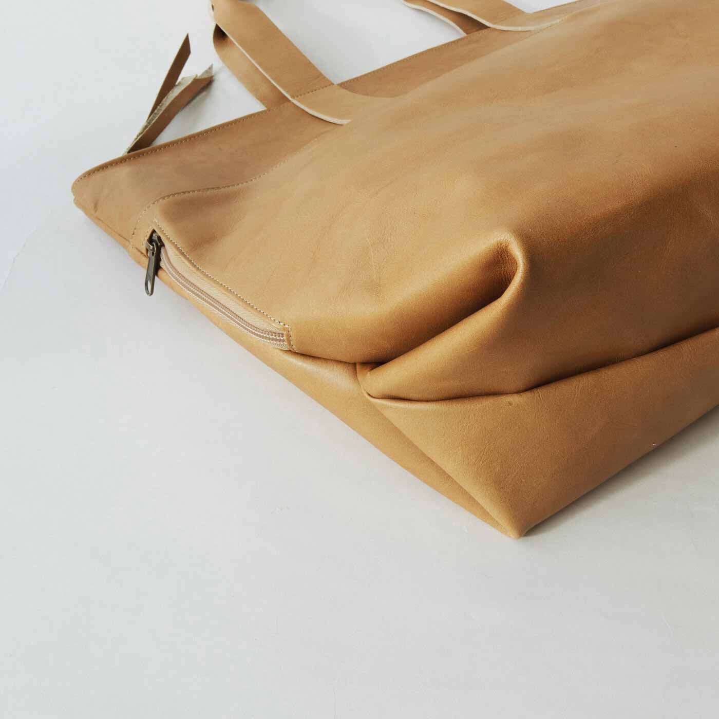 ＆Stories|プロダクトデザイナーと作った 職人本革のお仕事鞄〈ミルクティーベージュ〉[本革　鞄：日本製]|底まちもしっかりついています。