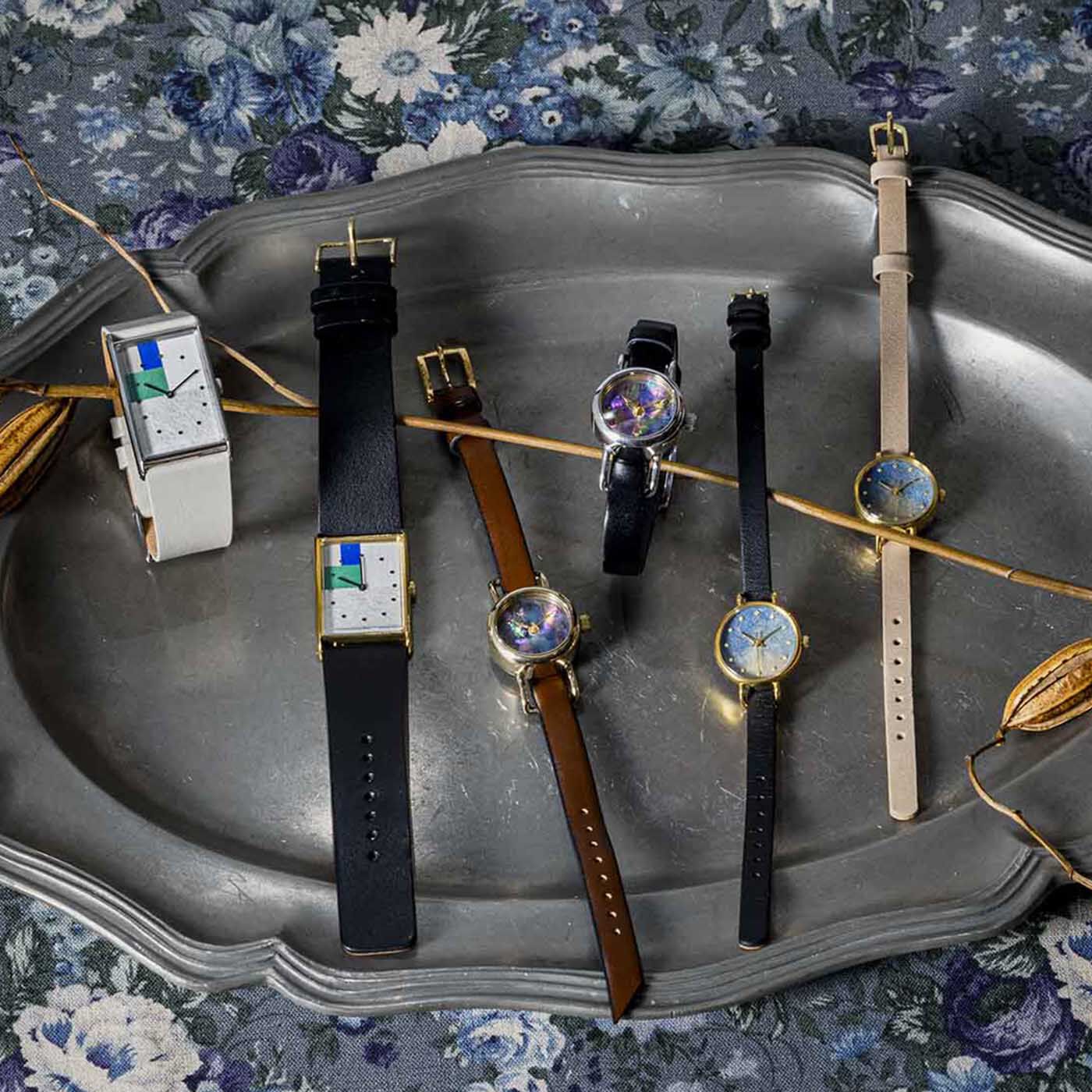 ＆Stories|金沢の時計職人が手掛けた 絵画に見惚れる腕時計〈音楽（1）・ベージュ〉