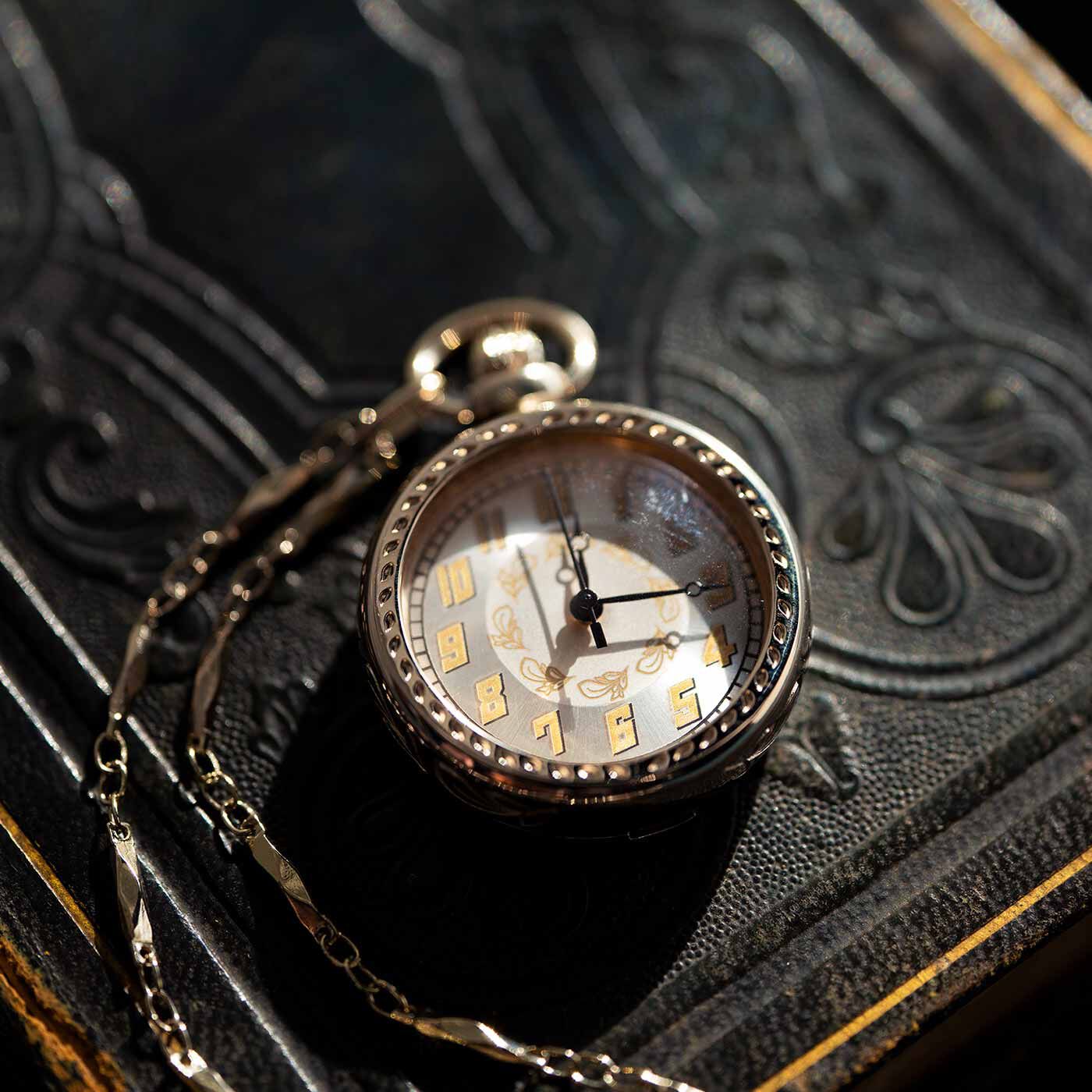 ＆Stories|滋賀の時計工房と作った アールデコ調の懐中時計〈シャンパンゴールド〉|モダンかつエレガントなアールデコ調の懐中時計。