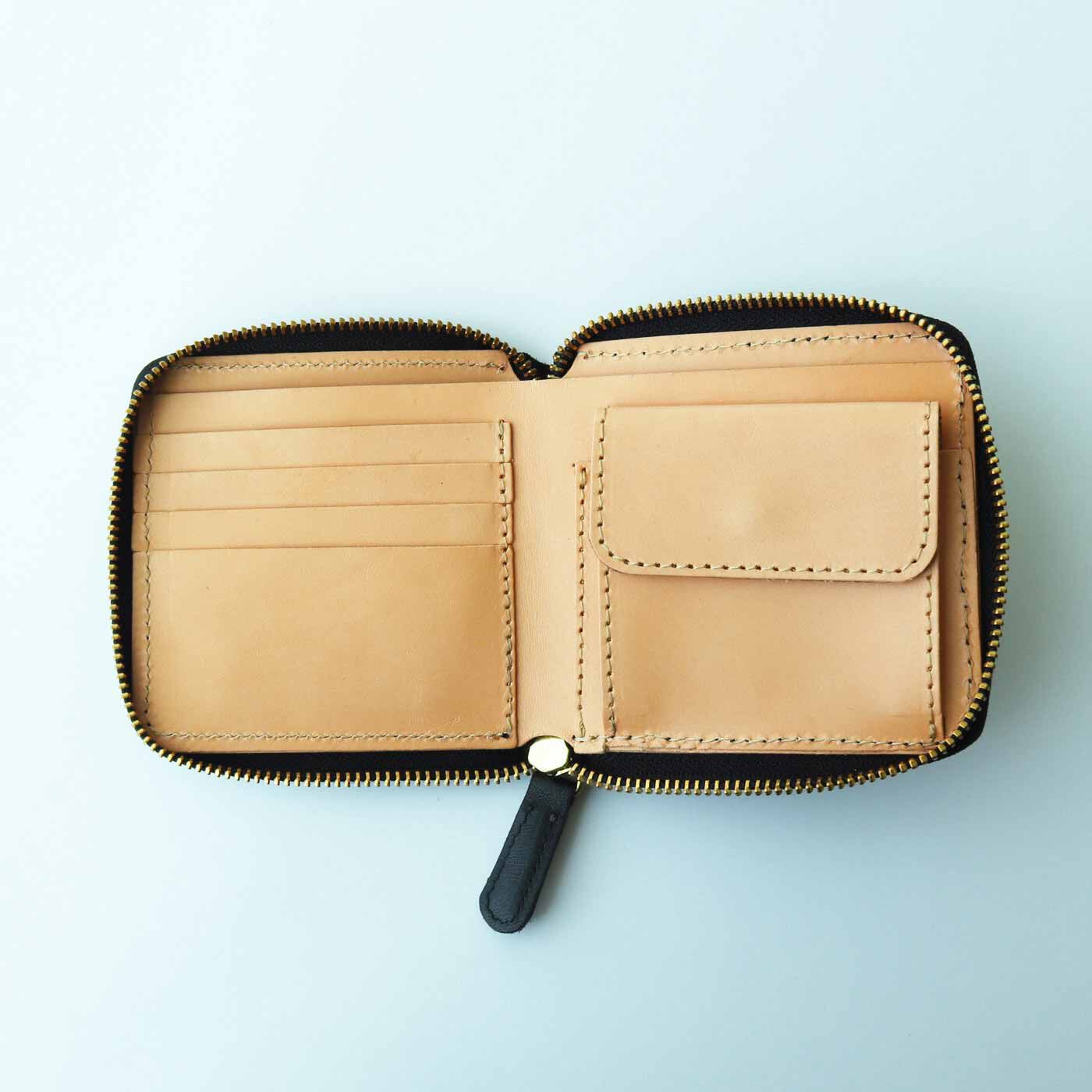 ＆Stories|福岡の鞄作家と作った 職人本革のラウンドジップ折り財布〈ブラック〉|シンプルな構造で、お札、小銭入れ、カードをすっきり収納。カードポケットは4つ。