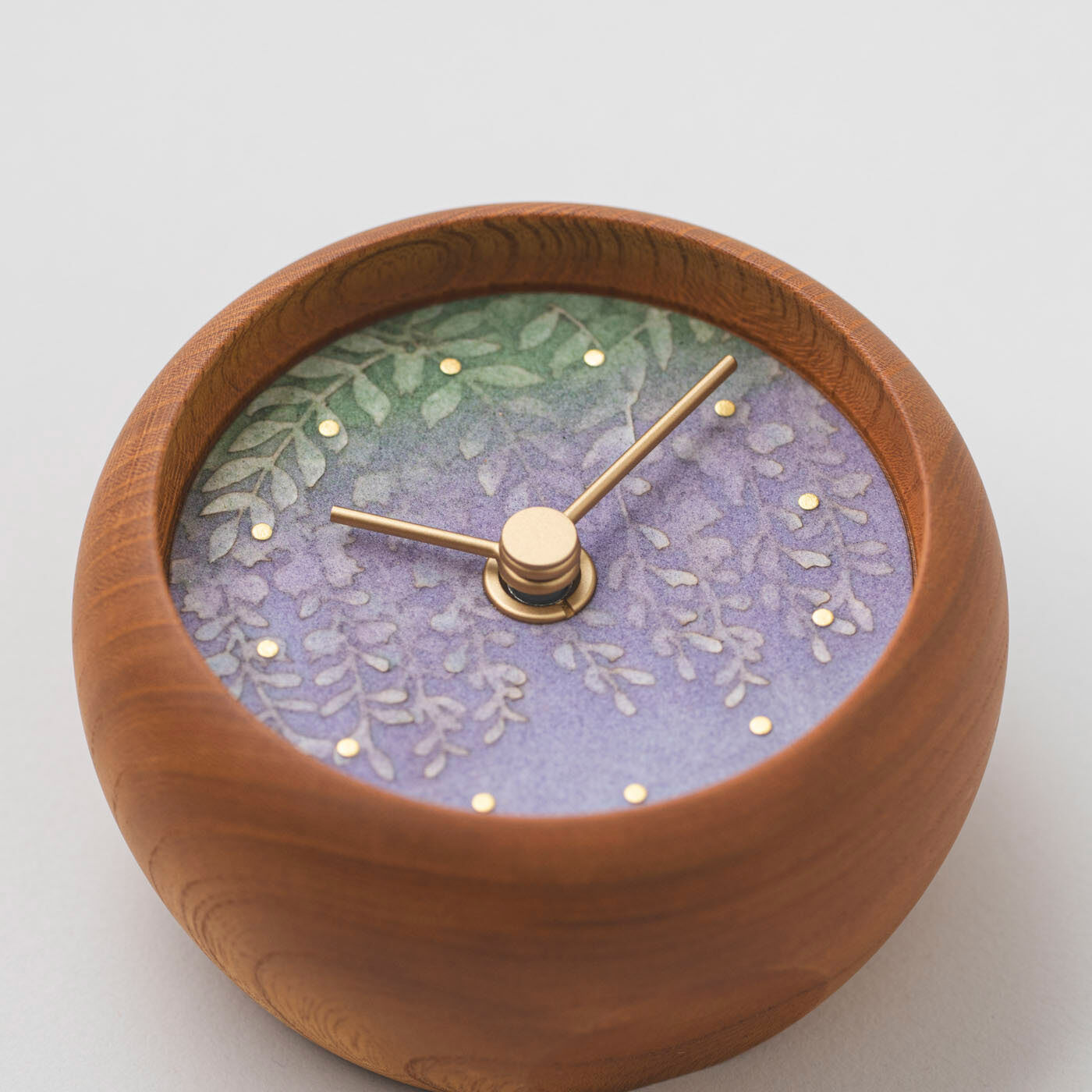 ＆Stories|金沢の時計職人が手掛けた たおやかに揺れる 藤の花に見惚れる置時計〈欅〉|日本画の画材や技法を取り入れて描かれた美術品のような文字盤。