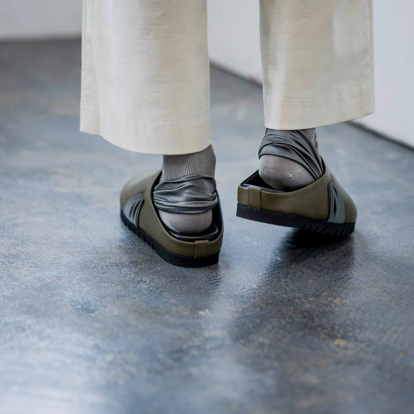 ＆Stories|長田の靴職人が作った　職人本革のパニーニサボシューズ〈オリーブ色〉|ストラップがしっかりホールドするから、パカパカせずに歩けます。